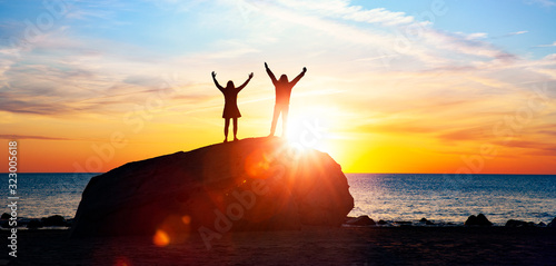 Paar bei Romantischer Stimmung bei Sonnenuntergang