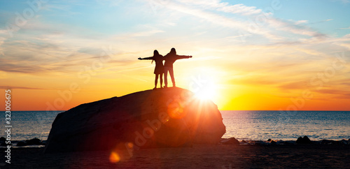 Paar bei Romantischer Stimmung bei Sonnenuntergang