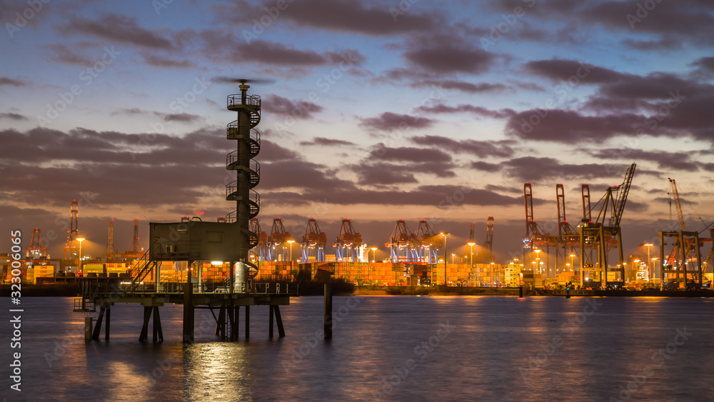Obraz premium Schiffsradar Hamburg Altona am Abend HD Format