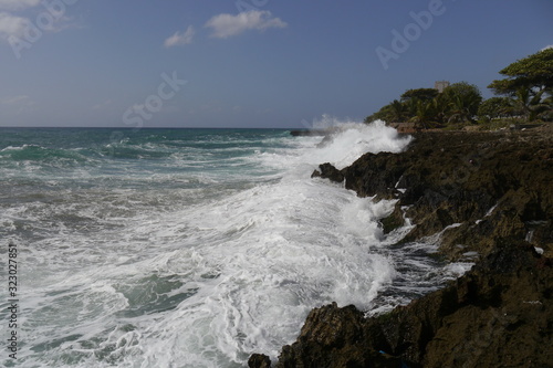 Schäumende Wellen an Felsenküste