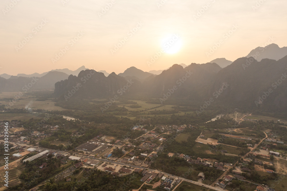 Vang Vieng au laos vue aérienne depuis la montgolfière 