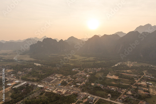 Vang Vieng au laos vue aérienne depuis la montgolfière 