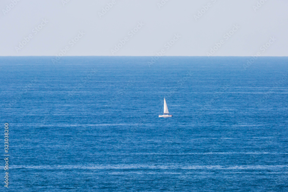 Segelboot auf dem Atlantik, Spanien