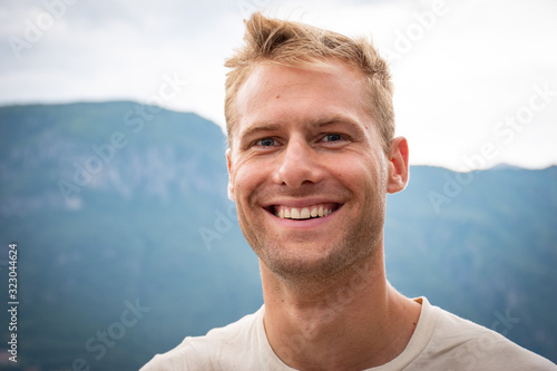 Canvastavla Portrait jeune homme caucasian blond aux yeux bleu joyeux confiance séduisant ch