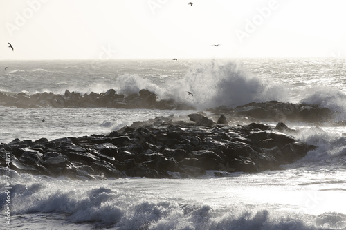 Fotografie ONDE CONTRO LE ROCCE A SANREMO, LIGURIA, ITALIA, EUROPA