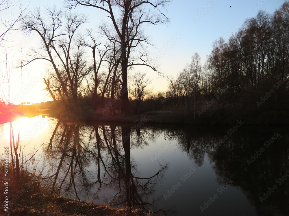 Obraz premium Sonnenuntergang am Fluss