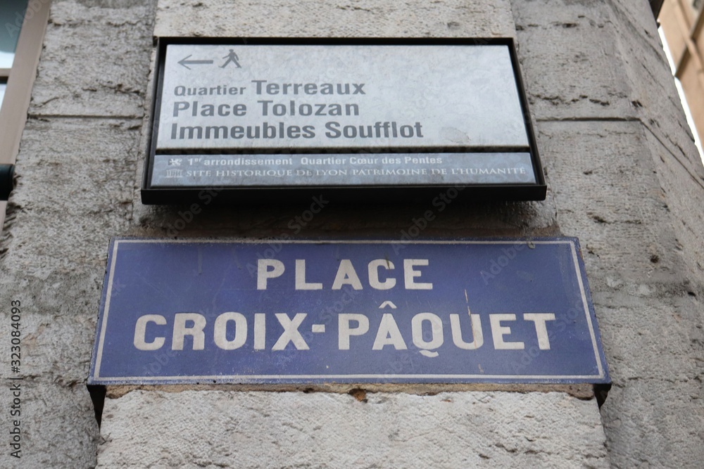 Traboule lyonnaise - passage entre 2 rues - du 11 place croix Paquet dans le 1 er arrondissement - Ville de Lyon - Département du Rhône - France Traboule lyonnaise - passage entre 2 rues - du 11 place croix Paquet dans le 1 er arrondissement - Ville de Lyon - Département du Rhône - France