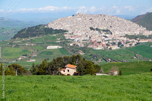 Foto beautiful small town of Gangi near Mount Etna in Sicily