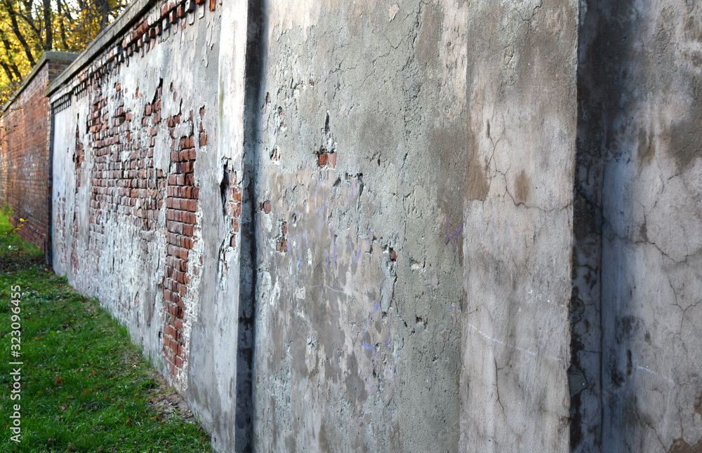 Naklejka premium Verwitterte Mauer des Jüdischen Friedhofs in Warschau