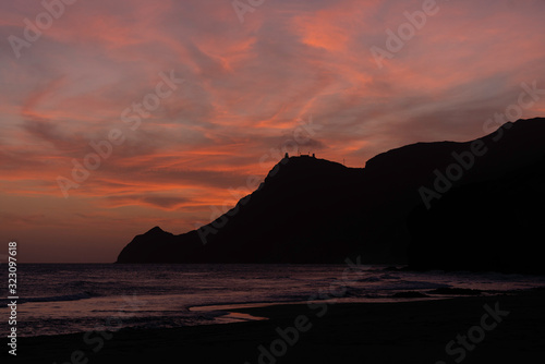 Sonnenuntergang spanische K  ste  Bucht mit Felsen  Burg