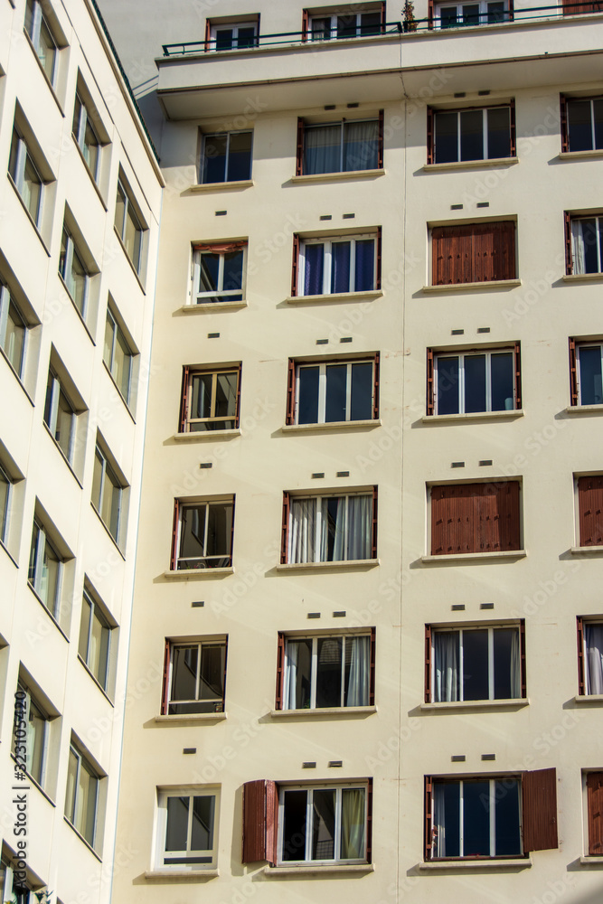Marché immobilier / logement : vue extérieure de bâtiments d'habitation avec nombreuses fenêtres d'appartements