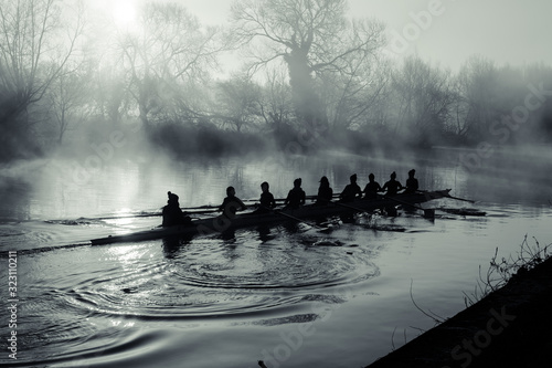 Obraz na plátně Rowing in early morning mist
