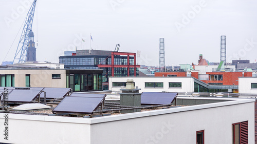 Solarpanels auf einem Flachdach 