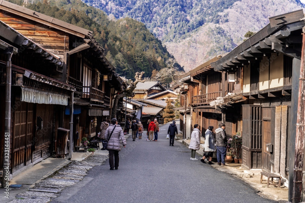 旅行者がいる冬の妻籠宿／Tsumago-juku is an old town in Gifu Prefecture, Japan.