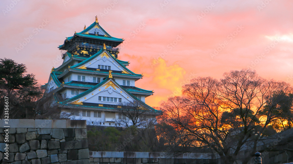 Fototapeta premium 夕焼けに染まる大阪城
