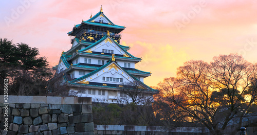 夕焼けに染まる大阪城