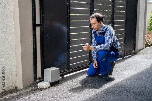 Foto Repairman Fixing Broken Automatic Door