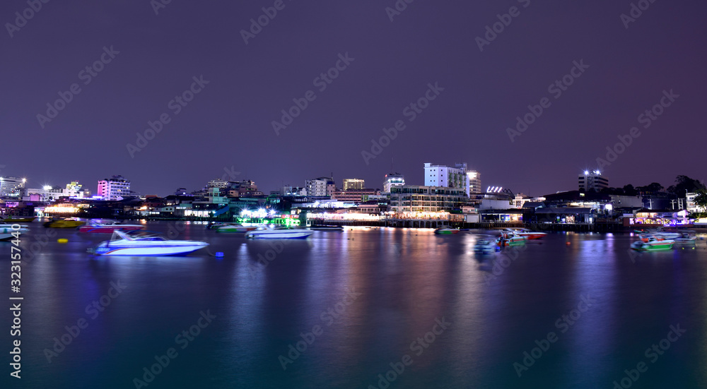 Obraz premium At Pattaya Pier At night and beautiful lights