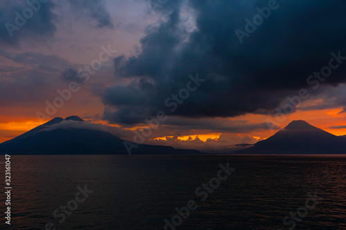 Atardecer en el lago Atitlan Guatemala.