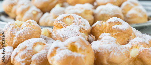 Foto Cream puffs stuffed with custard