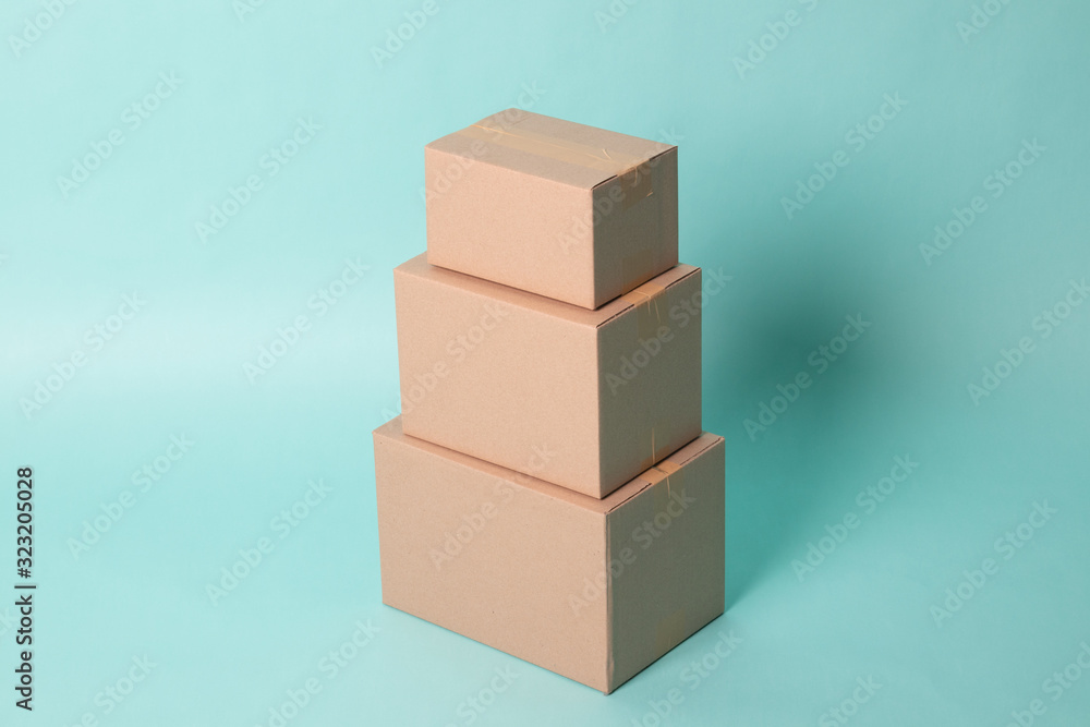 Obraz premium Pile of various size taped up cardboard boxes