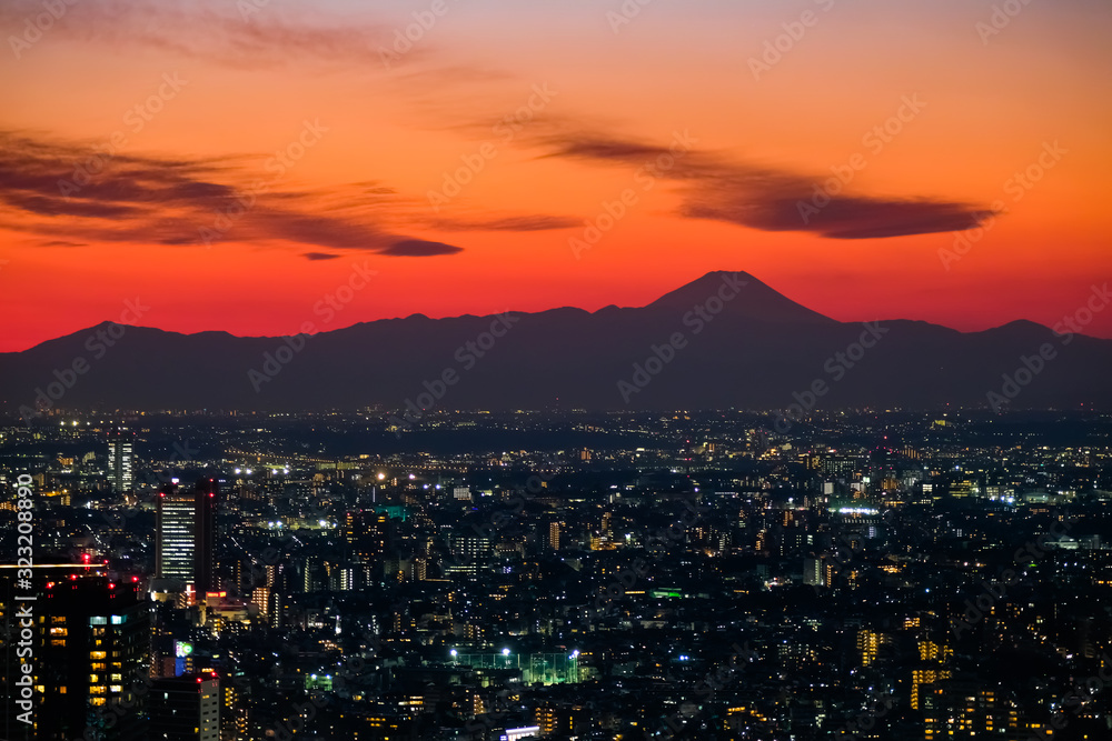 Fototapeta premium 東京 渋谷スクランブルスクエア 展望台からの夕暮れ 富士山
