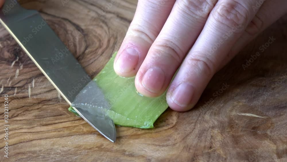 Aloe Vera wird mit einem Messer in Scheiben geschnitten
