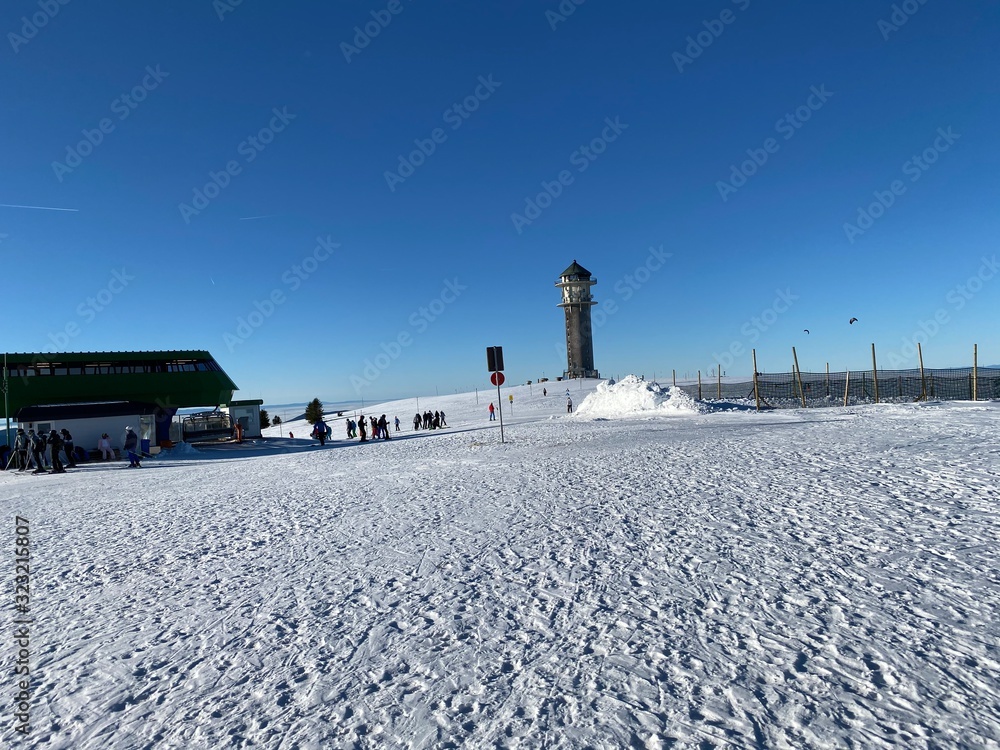 Obraz premium Snowboarding am feldsberg in süddeutschland