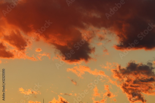 夕焼けに染まる暁の空と雲 © 武司 山本