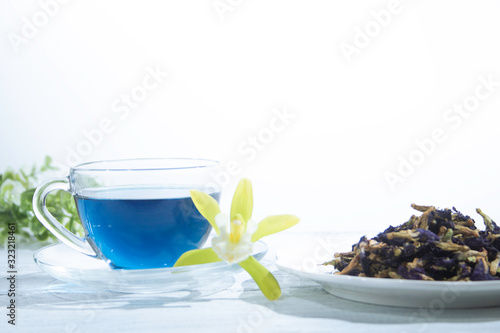 タイの青いお茶、バタフライピー茶と乾燥させたチョウマメの花（お茶の原料）