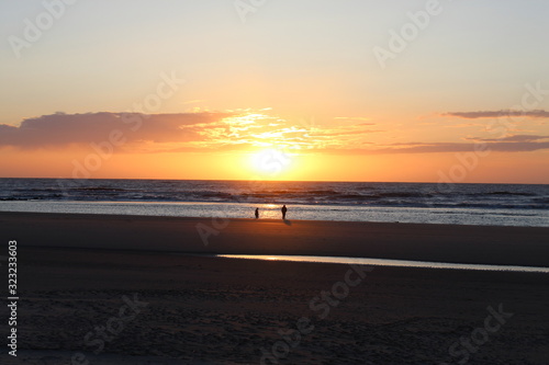 Sonnenuntergang am Strand roter Himmel Meer Küste