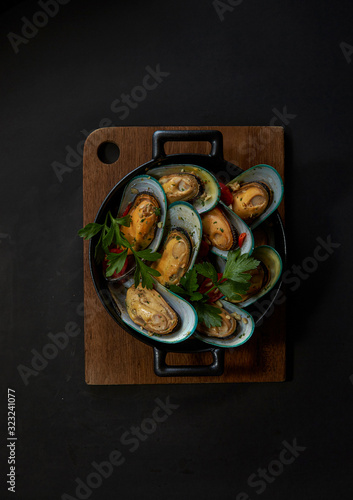 Boil oyster with Thai basil water oil sauce 