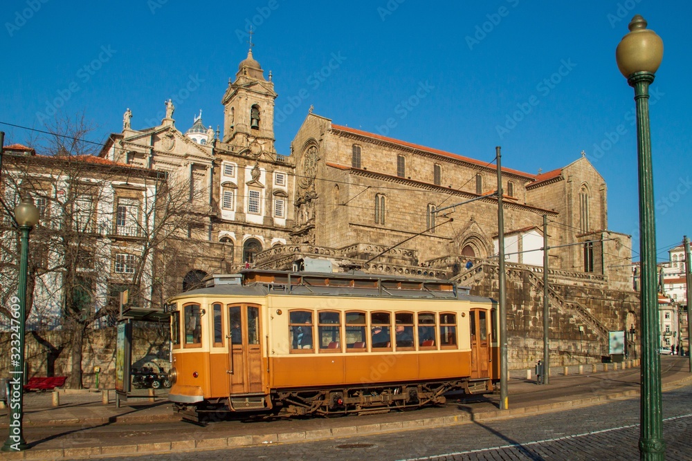 Viejo tranvía de Oporto y la iglesia de San Francisco detrás (Oporto, Portugal).