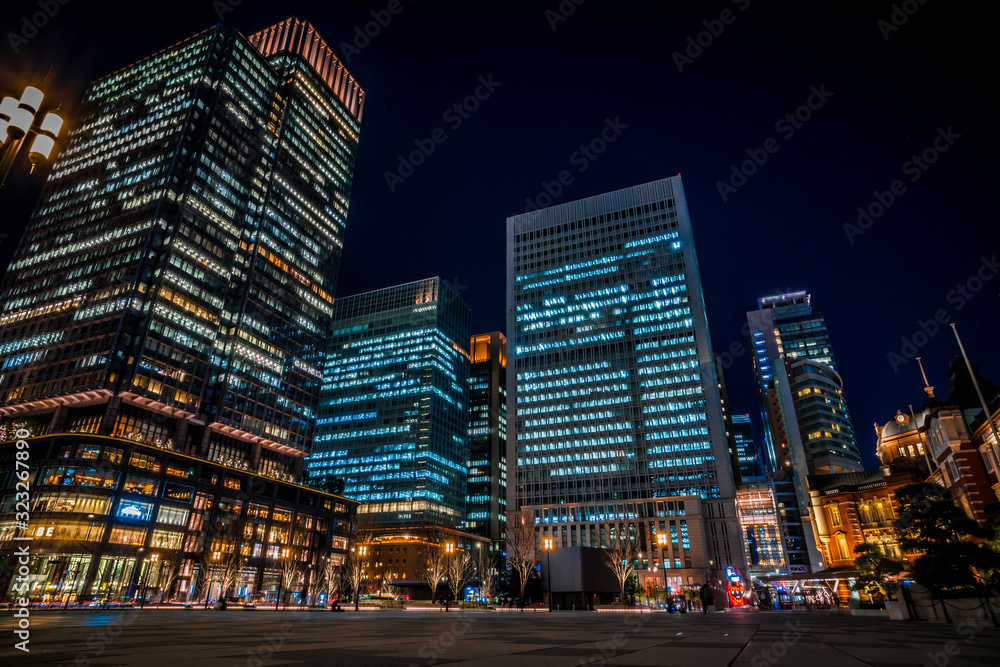 Fototapeta premium 東京駅周辺の夜景 高層ビル 丸の内 日比谷 ~ Tokyo Station Night View skyscraper marunouchi hibiya ~ 