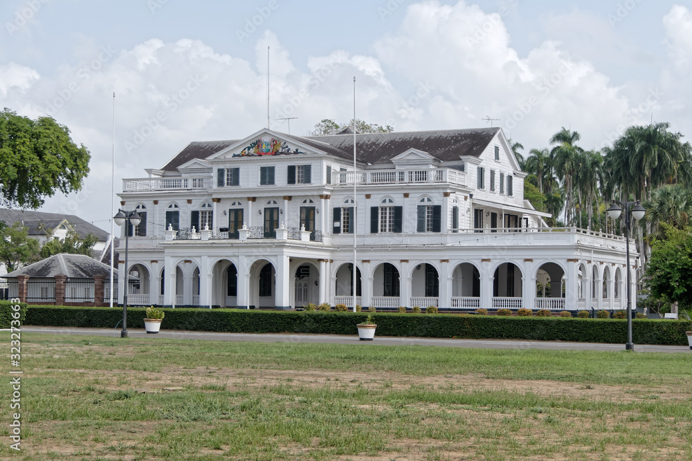 Palais présidentiel vu de la place de l'indépendance à Paramaribo capitale du Suriname