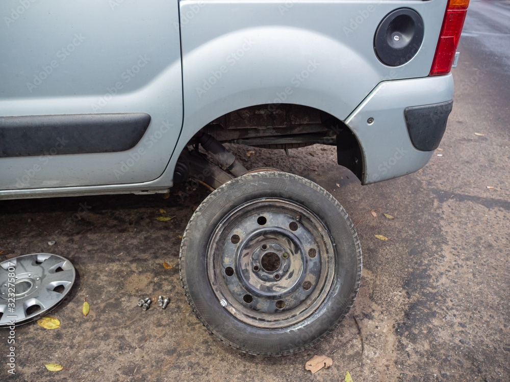 Repair the wheels of the car on the street.