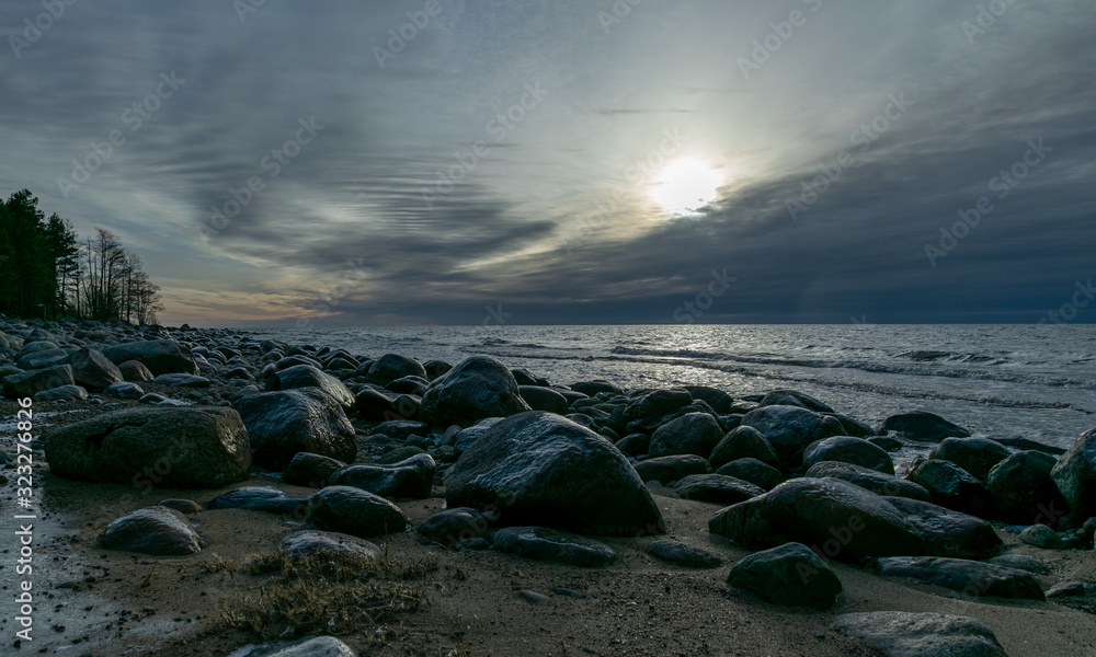 Obraz premium landscape with a rocky beach in the evening