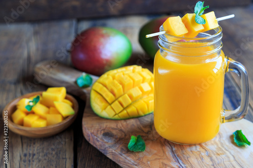 Frischer Mango-Smoothie photo