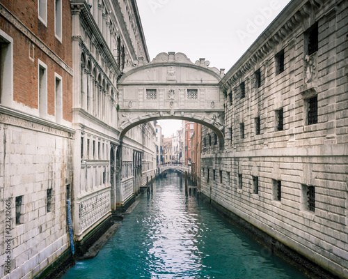 Obraz na płótnie bridge of sighs over canal w salonie