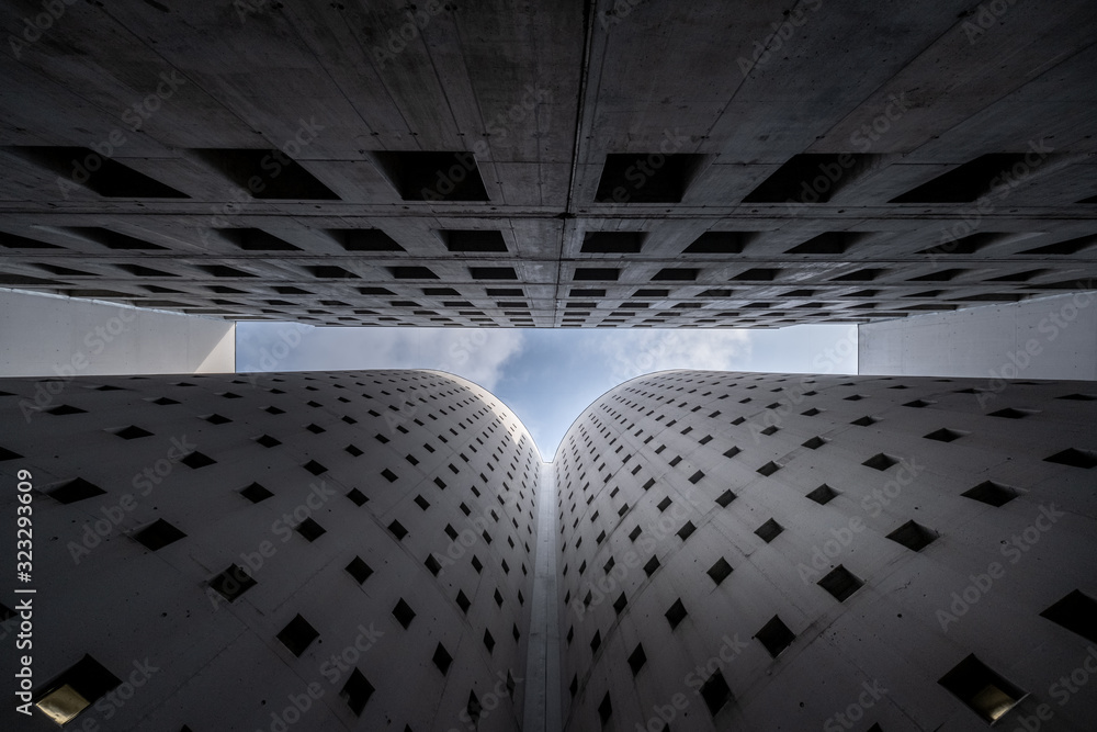 Fototapeta Opuszczone betonowe wieżowce, patrząc w górę 