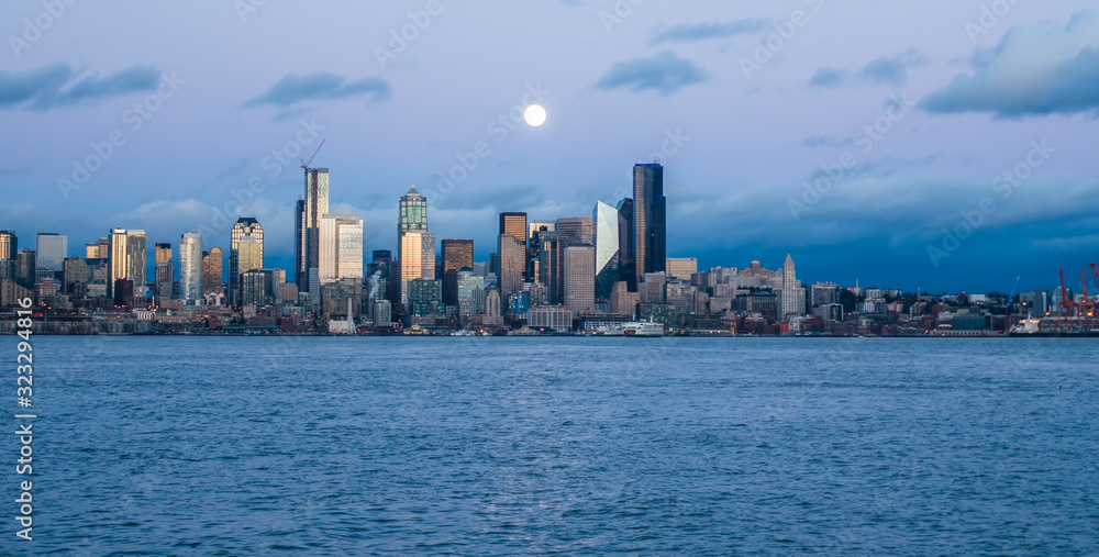 Fototapeta premium Moon Over Seattle 5