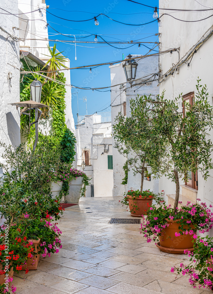 Naklejka premium Malowniczy widok w Ostuni w słoneczny letni dzień, Apulia (Apulia), południowe Włochy.