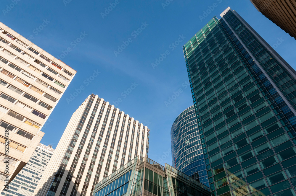 Paris. La défense. bâtiments et tour du quartier des affaires. buildings and tower of the business district.