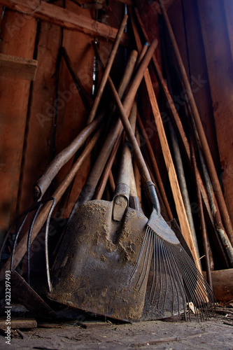 Obraz na płótnie farmer tool in a wooden barn w salonie