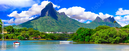 Billede på lærred Mauritius Island Tropical Paradise: Epic Panorama of Rempart Mountains from Tama