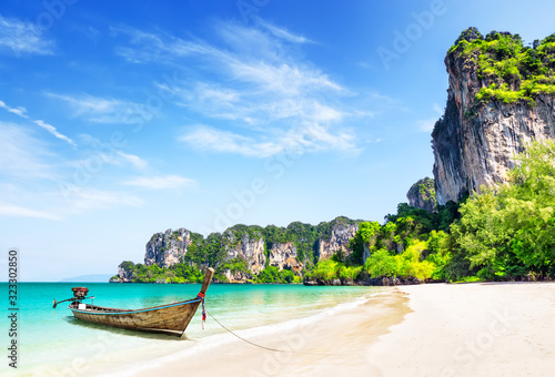 Fototapeta Naklejka Na Ścianę i Meble -  Thai traditional wooden longtail boat and beautiful sand beach.