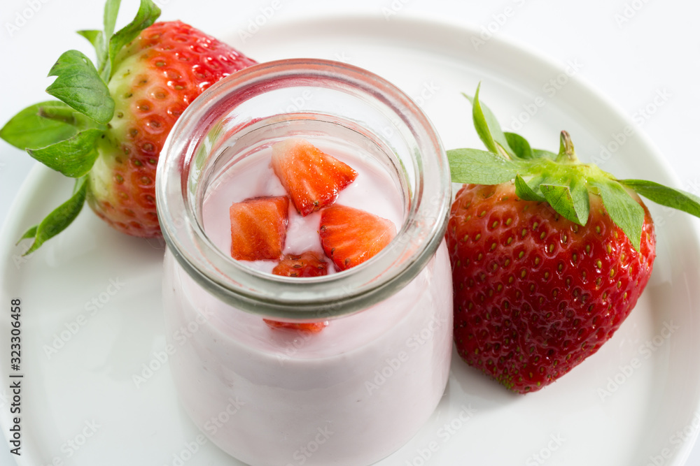 Yogurt de fresa con trocitos de fresón Yogurt de fresa con trocitos de fresón