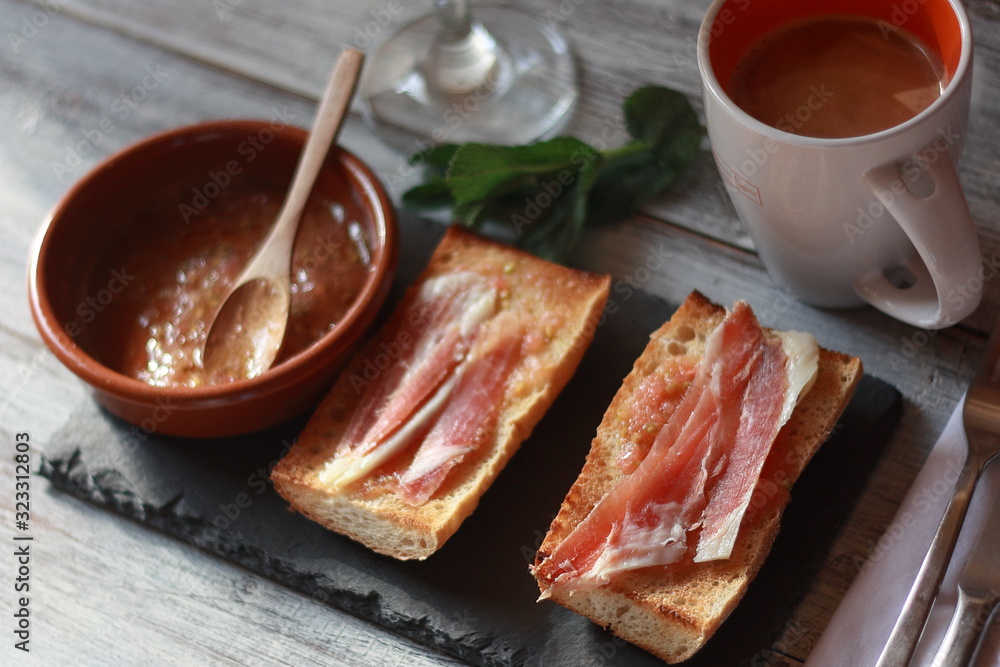 desayuno-espa-ol-tostadas-con-tomate-aceite-jam-n-ib-rico-con-zumo