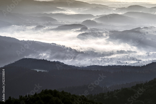 Góry Gorce przed świtem. nocne mgły