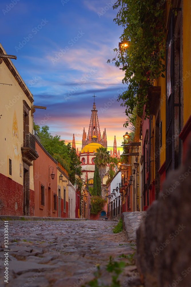 Fototapeta premium Calle Aldama Parroquia Archangel iglesia Dome Steeple San Miguel de Allende, México. Parroaguia creada en los años 1600.